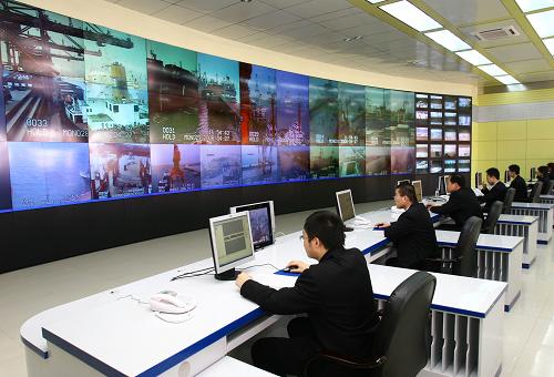 這是青島港調度指揮中心(2006年4月27日攝)。 日前,《山東半島藍色經濟區(qū)建設規(guī)劃》明確提出,“以青島港為龍頭,優(yōu)化港口結構,整合港航資源,加快港口公用基礎設施及大型化、專業(yè)化碼頭建設,將青島港建設成為現(xiàn)代化的綜合性大港和東北亞國際航運樞紐港。”這為青島港“十二五”發(fā)展提供了重大的歷史發(fā)展機遇。 青島港始建于1892年,由青島老港區(qū)、黃島油港區(qū)、前灣新港區(qū)和董家口港區(qū)四大港區(qū)組成。主要從事集裝箱、煤炭、原油、鐵礦石、糧食等各類進出口貨物的裝卸、儲存、中轉、分撥等物流服務和國際國內客運服務,與世界130多個國家和地區(qū)的450多個港口有貿易往來,是太平洋西海岸重要的國際貿易口岸和海上運輸樞紐。青島港已成為世界第七大港,集裝箱世界第八大港。進口鐵礦石吞吐量居世界港口第一位,進口原油吞吐量居全國港口第一位,外貿吞吐量居全國港口第二位。集裝箱裝卸效率、鐵礦石卸船效率世界第一。連續(xù)5年蟬聯(lián)中國企業(yè)效益200佳,榮膺中國企業(yè)500強和中國服務業(yè)企業(yè)500強。 自上世紀90年代以來,青島港努力把握宏觀經濟發(fā)展趨勢、市場供求關系變