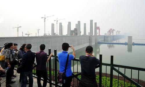 10月10日,游客在三峽大壩前觀(guān)看三峽水庫(kù)蓄水情況。 當(dāng)日上午7時(shí),三峽水庫(kù)壩前水位達(dá)到170米,175米試驗(yàn)性蓄水進(jìn)入最后5米沖刺。三峽水利樞紐汛后實(shí)驗(yàn)性蓄水于9月10日開(kāi)始,計(jì)劃于10月底或11月初蓄至175米。 新華社發(fā)(鄭家裕 攝)