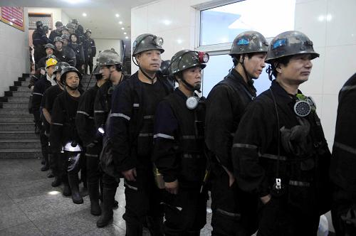 河南義馬發(fā)生煤礦事故 4人遇難57人被困 11月4日凌晨,礦山救護(hù)人員準(zhǔn)備下井進(jìn)行搜救工作。 11月3日19時(shí)45分左右,河南義馬煤業(yè)集團(tuán)股份有限公司千秋煤礦21221下巷掘進(jìn)工作面發(fā)生一起沖擊地壓事故,截至發(fā)稿時(shí),已發(fā)現(xiàn)4人遇難,仍有57人被困井下。目前,搜救工作在全力進(jìn)行中。 新華社記者 朱祥攝
