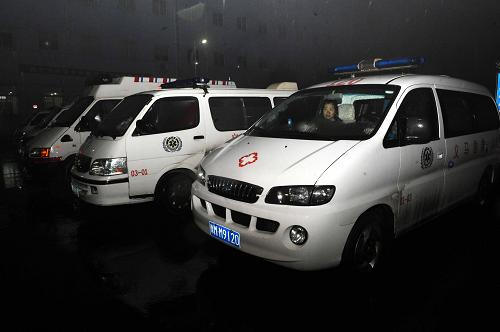 11月4日凌晨,救護(hù)車輛在現(xiàn)場(chǎng)等待。 11月3日19時(shí)45分左右,河南義馬煤業(yè)集團(tuán)股份有限公司千秋煤礦21221下巷掘進(jìn)工作面發(fā)生一起沖擊地壓事故。當(dāng)班21221下巷掘進(jìn)工作面下井作業(yè)人員75人,到記者發(fā)稿時(shí),有14人升井,已發(fā)現(xiàn)4人遇難,仍有57人被困井下。目前,搜救工作在全力進(jìn)行中。 新華社記者 朱祥攝