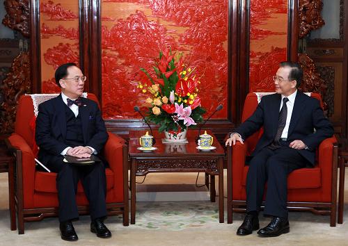12月26日,中國國務(wù)院總理溫家寶在北京會見來京述職的香港特別行政區(qū)行政長官曾蔭權(quán)。 新華社記者 龐興雷 攝