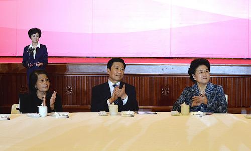 3月6日,由中華全國婦女聯(lián)合會主辦的紀念“三八”國際勞動婦女節(jié)中外婦女招待會在北京人民大會堂舉行。中共中央政治局委員、國務委員劉延東,中共中央政治局委員李源潮等出席招待會。新華社記者 何俊昌 攝
