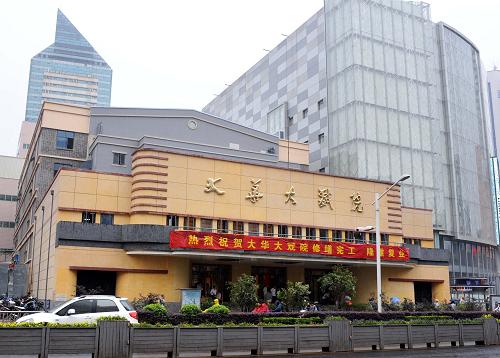 南京:77歲民國老戲院修繕完工重開業(yè) 圖為座落于南京新街口鬧市區(qū)的大華大戲院(攝于5月29日)。 當(dāng)日,具有77年歷史的南京民國建筑“大華大戲院”維修改造工程完工,恢復(fù)原名重新開業(yè)。1936年5月29日建成使用的大華大戲院由著名建筑師楊廷寶主持設(shè)計,為三層中西合璧式建筑,曾經(jīng)是南京標(biāo)準(zhǔn)最高、規(guī)模最大的戲院。數(shù)十年來,該戲院多次更名,2002年定為省級文物保護單位,2006年定為優(yōu)秀民國建筑修繕保護對象,2011年正式啟動維修改造工程。此次修繕既保留了戲院原有的民國風(fēng)貌、古典裝飾,又有按五星級標(biāo)準(zhǔn)改造的9個現(xiàn)代數(shù)字影廳,且開設(shè)電影歷史展廳,將定期舉辦民國文化沙龍、老電影展等特色主題活動。 新華社記者孫參攝