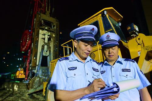6月3日晚,福州市城市管理行政執(zhí)法人員在市內(nèi)一家建筑工地現(xiàn)場(chǎng)開(kāi)具停止夜間施工查處通知書(shū)。 2013年中、高考臨近,連日來(lái),福州市紀(jì)檢監(jiān)察機(jī)關(guān)聯(lián)合環(huán)保、市容等行政職能部門(mén)對(duì)中高考期間噪音擾民行為進(jìn)行專(zhuān)項(xiàng)督查整治,重點(diǎn)對(duì)學(xué)校、生活小區(qū)周邊的生產(chǎn)企業(yè)、建筑工地、娛樂(lè)場(chǎng)所的噪音進(jìn)行全天候督查整治,及時(shí)制止和查處噪音擾民行為,確??忌幸粋€(gè)安靜的學(xué)習(xí)、休息和考試環(huán)境。 新華社記者張國(guó)俊攝