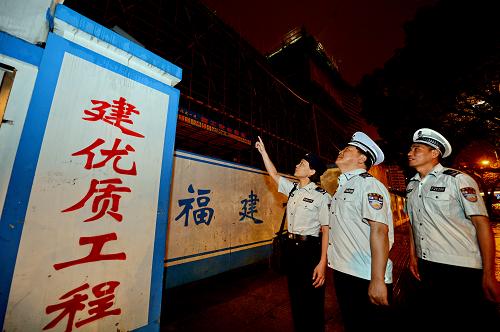 6月3日晚,福州市城市管理行政執(zhí)法人員在市內(nèi)一家建筑工地巡查夜間施工情況。 2013年中、高考臨近,連日來(lái),福州市紀(jì)檢監(jiān)察機(jī)關(guān)聯(lián)合環(huán)保、市容等行政職能部門(mén)對(duì)中高考期間噪音擾民行為進(jìn)行專(zhuān)項(xiàng)督查整治,重點(diǎn)對(duì)學(xué)校、生活小區(qū)周邊的生產(chǎn)企業(yè)、建筑工地、娛樂(lè)場(chǎng)所的噪音進(jìn)行全天候督查整治,及時(shí)制止和查處噪音擾民行為,確??忌幸粋€(gè)安靜的學(xué)習(xí)、休息和考試環(huán)境。 新華社記者張國(guó)俊攝