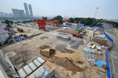 這是長沙地鐵橘洲站施工現(xiàn)場(6月4日攝)。 近日,長沙市重點(diǎn)工程建設(shè)領(lǐng)導(dǎo)小組辦公室發(fā)布了今年重點(diǎn)工程計劃。按照計劃,長沙市今年共鋪排重點(diǎn)工程192個,預(yù)計總投資達(dá)430億元。其中,市級項(xiàng)目105個,區(qū)、縣級項(xiàng)目87個。在105個市級項(xiàng)目中,交通項(xiàng)目所占比例最大,有47個。 新華社記者龍弘濤攝
