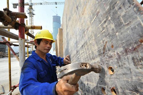 6月4日,工程人員在長沙市博物館施工現(xiàn)場工作。 近日,長沙市重點(diǎn)工程建設(shè)領(lǐng)導(dǎo)小組辦公室發(fā)布了今年重點(diǎn)工程計劃。按照計劃,長沙市今年共鋪排重點(diǎn)工程192個,預(yù)計總投資達(dá)430億元。其中,市級項(xiàng)目105個,區(qū)、縣級項(xiàng)目87個。在105個市級項(xiàng)目中,交通項(xiàng)目所占比例最大,有47個。 新華社記者龍弘濤攝