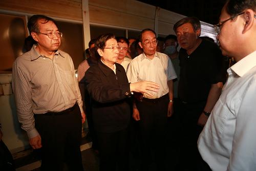 6月8日凌晨,郭聲琨在現(xiàn)場(chǎng)實(shí)地察看情況。6月7日18時(shí)20分許,福建省廈門市一公交車在行駛過(guò)程中突然起火,造成重大人員傷亡。事件發(fā)生后,黨中央、國(guó)務(wù)院高度重視,習(xí)近平總書記、李克強(qiáng)總理和馬凱、孟建柱、王勇等中央領(lǐng)導(dǎo)同志作出重要指示。受黨中央、國(guó)務(wù)院委托,國(guó)務(wù)委員、公安部部長(zhǎng)郭聲琨7日22時(shí)許率工作組緊急趕赴廈門,指導(dǎo)處置工作。新華社發(fā)(張建鑫 攝)