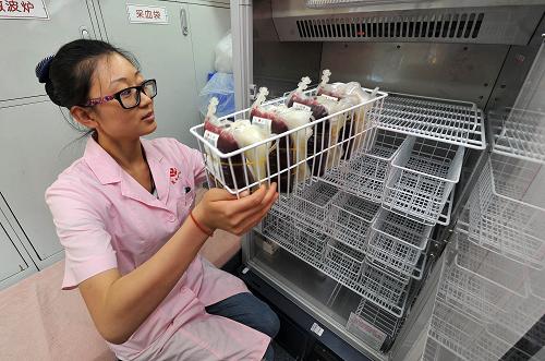 獻(xiàn)血者日踴躍獻(xiàn)血 6月14日,在寧夏回族自治區(qū)銀川市街頭的無(wú)償獻(xiàn)血點(diǎn)內(nèi),醫(yī)護(hù)人員把剛剛捐獻(xiàn)的血液存入保鮮庫(kù)。 當(dāng)日是世界獻(xiàn)血者日,寧夏回族自治區(qū)血液中心在銀川市街頭開(kāi)展無(wú)償獻(xiàn)血宣傳活動(dòng),通過(guò)介紹科學(xué)、安全的無(wú)償獻(xiàn)血過(guò)程和表彰無(wú)償獻(xiàn)血先進(jìn)團(tuán)體、個(gè)人等方式向廣大市民普及獻(xiàn)血常識(shí)。不少市民踴躍獻(xiàn)血。 新華社記者 彭昭之 攝