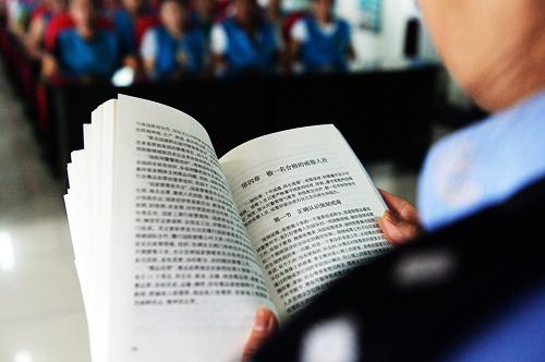 6月24日,戒毒學員思想教育老師吳慧君在給學員們上課。 6月24日,在“6·26”國際禁毒日即將來臨之際,新華社記者走進黑龍江省公安廳強制戒毒所,用鏡頭記錄戒毒干警的工作歷程。 上午10點,戒毒學員思想教育老師吳慧君準時來到男區(qū)上課地點,打開《戒毒人員教育讀本》,開始為52名男戒毒學員講解新的一章。吳慧君說,針對戒毒學員的思想教育是戒毒工作很重要的一部分,只有讓戒毒學員從思想上認識到毒品和吸毒的危害,才能幫助他們克服心理和生理上的毒癮,從而逐漸達到戒毒的目的。 干警王鴻書是男區(qū)一名普通的工作人員,他的任務是男區(qū)的日常管理工作,“我們一天6人當班,負責兩個樓層的監(jiān)區(qū),責任很重,不能出一點差錯。”王鴻書說,他們每天需要監(jiān)督戒毒學員吃飯、洗漱、上課、活動,發(fā)現(xiàn)戒毒學員有思想上的波動時還要及時跟學員溝通。 據(jù)黑龍江省公安廳強制戒毒所所長孟曉文介紹,目前戒毒所共收治戒毒學員480多名,戒毒所在戒毒學員兩年的強制戒毒期間內(nèi)采取了思想教育、心理行為矯正、藥物治療、體育運動等方式幫助戒毒學員戒毒,效果非常明顯。 “來這兩年了,兩年里我回家的次數(shù)屈指可數(shù)