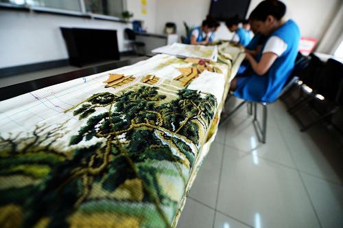 6月24日,女區(qū)戒毒學員在做《清明上河圖》刺繡。 6月24日,在“6·26”國際禁毒日即將來臨之際,新華社記者走進黑龍江省公安廳強制戒毒所,用鏡頭記錄戒毒干警的工作歷程。 上午10點,戒毒學員思想教育老師吳慧君準時來到男區(qū)上課地點,打開《戒毒人員教育讀本》,開始為52名男戒毒學員講解新的一章。吳慧君說,針對戒毒學員的思想教育是戒毒工作很重要的一部分,只有讓戒毒學員從思想上認識到毒品和吸毒的危害,才能幫助他們克服心理和生理上的毒癮,從而逐漸達到戒毒的目的。 干警王鴻書是男區(qū)一名普通的工作人員,他的任務是男區(qū)的日常管理工作,“我們一天6人當班,負責兩個樓層的監(jiān)區(qū),責任很重,不能出一點差錯。”王鴻書說,他們每天需要監(jiān)督戒毒學員吃飯、洗漱、上課、活動,發(fā)現(xiàn)戒毒學員有思想上的波動時還要及時跟學員溝通。 據(jù)黑龍江省公安廳強制戒毒所所長孟曉文介紹,目前戒毒所共收治戒毒學員480多名,戒毒所在戒毒學員兩年的強制戒毒期間內(nèi)采取了思想教育、心理行為矯正、藥物治療、體育運動等方式幫助戒毒學員戒毒,效果非常明顯。 “來這兩年了,兩年里我回家的次數(shù)屈指可數(shù),家里