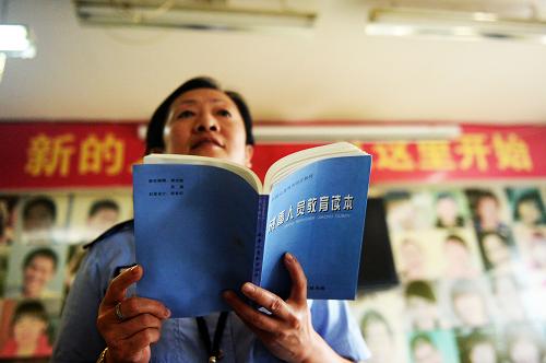 6月24日,戒毒學員思想教育老師吳慧君在上課。 6月24日,在“6·26”國際禁毒日即將來臨之際,新華社記者走進黑龍江省公安廳強制戒毒所,用鏡頭記錄戒毒干警的工作歷程。 上午10點,戒毒學員思想教育老師吳慧君準時來到男區(qū)上課地點,打開《戒毒人員教育讀本》,開始為52名男戒毒學員講解新的一章。吳慧君說,針對戒毒學員的思想教育是戒毒工作很重要的一部分,只有讓戒毒學員從思想上認識到毒品和吸毒的危害,才能幫助他們克服心理和生理上的毒癮,從而逐漸達到戒毒的目的。 干警王鴻書是男區(qū)一名普通的工作人員,他的任務是男區(qū)的日常管理工作,“我們一天6人當班,負責兩個樓層的監(jiān)區(qū),責任很重,不能出一點差錯。”王鴻書說,他們每天需要監(jiān)督戒毒學員吃飯、洗漱、上課、活動,發(fā)現(xiàn)戒毒學員有思想上的波動時還要及時跟學員溝通。 據(jù)黑龍江省公安廳強制戒毒所所長孟曉文介紹,目前戒毒所共收治戒毒學員480多名,戒毒所在戒毒學員兩年的強制戒毒期間內(nèi)采取了思想教育、心理行為矯正、藥物治療、體育運動等方式幫助戒毒學員戒毒,效果非常明顯。 “來這兩年了,兩年里我回家的次數(shù)屈指可數(shù),家