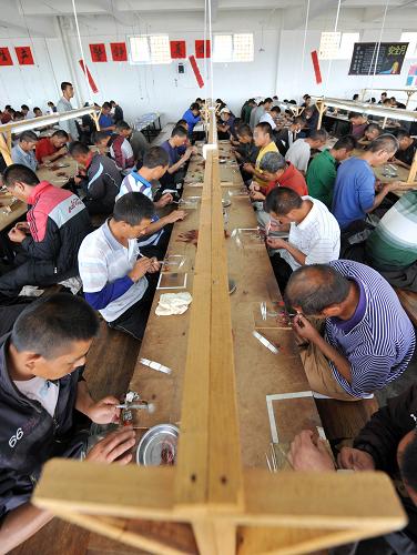 戒毒學(xué)員在云南大理強(qiáng)制隔離戒毒所內(nèi)做手工活(6月21日攝)。 在“6·26”國(guó)際禁毒日前夕,記者來(lái)到云南省大理白族自治州強(qiáng)制隔離戒毒所,對(duì)里面的監(jiān)管民警和戒毒人員進(jìn)行了一次近距離接觸。 映入記者眼簾的不是電網(wǎng)高墻,而是干凈整潔、環(huán)境優(yōu)美的園區(qū)。在戒毒學(xué)員宿舍里,被子疊成了豆腐塊,臉盆、杯子等擺放整齊。“主要是為了幫助學(xué)員們養(yǎng)成良好的生活習(xí)慣”戒毒所的政治部副主任馬海波說(shuō)道。 在心理咨詢室里,素雅的沙發(fā)、綠色的盆栽,感覺(jué)溫馨。一名女警官向我們介紹,戒毒所擁有具備心理咨詢資質(zhì)的民警,可以運(yùn)用專業(yè)手段幫助部分學(xué)員克服心理障礙。 在活動(dòng)室里,一些女學(xué)員用彩色畫筆認(rèn)真地描繪圖案,而另一些學(xué)員則在室外空地上隨音樂(lè)起舞,洋溢著昂揚(yáng)向上的活力。 馬海波對(duì)記者介紹:“戒毒人員具有病人、違法者、受害者三重屬性,這就要求我們?cè)趯?duì)戒毒學(xué)員的管理中更加注重教育、感化和挽救,重點(diǎn)突出人文關(guān)懷。” 據(jù)了解,云南大理戒毒所共有1500多名戒毒學(xué)員,實(shí)行“以人為本、尊重生命”的開放式管理模式。戒毒所根據(jù)戒毒人員的特長(zhǎng)、愛(ài)好開設(shè)了種植、繪畫、雕刻、電工、刺繡等1