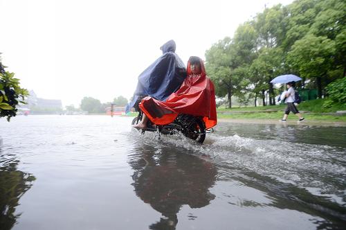 6月25日,行人在揚(yáng)州街頭冒雨騎行。 當(dāng)日11時(shí),江蘇省發(fā)布暴雨黃色預(yù)警,目前,南京、揚(yáng)州、南通等部分地區(qū)降雨量已達(dá)50毫米以上,預(yù)計(jì)上述地區(qū)強(qiáng)降雨將持續(xù)。 新華社發(fā)(孟德龍 攝)