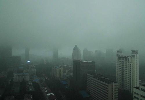 6月25日,南京主城區(qū)烏云密布,大雨滂沱。 當(dāng)日11時(shí),江蘇省發(fā)布暴雨黃色預(yù)警,目前,南京、揚(yáng)州、南通等部分地區(qū)降雨量已達(dá)50毫米以上,預(yù)計(jì)上述地區(qū)強(qiáng)降雨將持續(xù)。 新華社發(fā)(王躍武 攝)