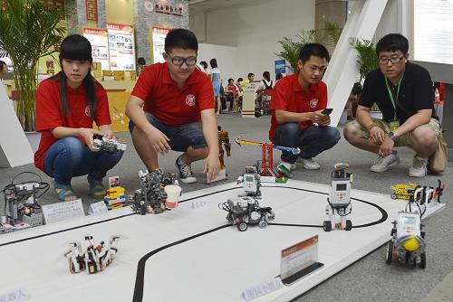 6月25日,陜西師范大學(xué)教育技術(shù)系的學(xué)生在展示面向中小學(xué)推廣的機器人作品。 當(dāng)日,第三屆陜西大學(xué)生創(chuàng)業(yè)創(chuàng)新成果博覽會在西安曲江國際會展中心開幕,來自陜西省內(nèi)外90余所高校及20余家國際教育交流機構(gòu)參加。本屆博覽會為期3天,以“創(chuàng)業(yè)創(chuàng)新,招生咨詢”為主題,內(nèi)容包括大學(xué)生創(chuàng)業(yè)及創(chuàng)造發(fā)明成果展、大學(xué)生創(chuàng)業(yè)成功經(jīng)驗分享、高校招生咨詢、國際教育合作與交流等。 新華社記者劉瀟攝