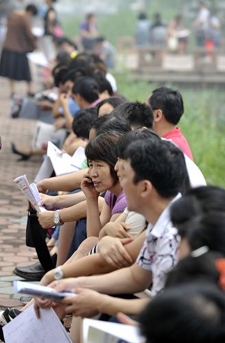 6月25日,在南開大學校園開放日中,考生和家長坐在一邊休息。 當日,南開大學和天津大學舉辦校園開放日,兩所大學的各個學院設(shè)立咨詢點,為考生和家長提供高招咨詢和志愿填報指導服務(wù),同時還邀請了北京大學、清華大學等50余所全國著名高校來津開展招生宣傳和咨詢。 新華社記者岳月偉攝