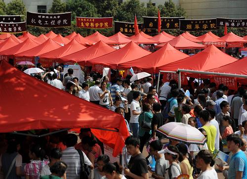 河南舉辦高招現(xiàn)場(chǎng)咨詢活動(dòng) 6月25日,學(xué)生和家長(zhǎng)在河南農(nóng)業(yè)大學(xué)進(jìn)行高招咨詢。 當(dāng)日,為期兩天的河南省2013年普通高校招生咨詢活動(dòng)在河南農(nóng)業(yè)大學(xué)、黃河科技學(xué)院舉行。國(guó)內(nèi)眾多高校的老師、招生工作人員與河南考生面對(duì)面答疑解惑,幫助考生們了解2013年全國(guó)高等院校招生情況,協(xié)助考生合理填報(bào)高考志愿。 新華社記者李博攝