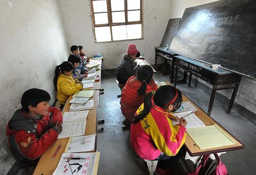 河南提高農(nóng)村校舍維修補(bǔ)助標(biāo)準(zhǔn) 在河南省嵩縣板廟村小學(xué),學(xué)生們?cè)谝婚g狹窄的教室內(nèi)自習(xí)(2012年3月7日攝)。 為進(jìn)一步改善農(nóng)村中小學(xué)辦學(xué)條件,從2013年起,河南省提高了農(nóng)村校舍維修補(bǔ)助標(biāo)準(zhǔn),由每平方米400元增至600元。保障范圍也由原來(lái)的日常維修改造,擴(kuò)展為維修改造和抗震加固。按河南省教育廳的文件要求,專(zhuān)項(xiàng)資金主要用于農(nóng)村義務(wù)教育階段公辦中小學(xué)的教學(xué)及教學(xué)輔助用房、行政辦公用房、學(xué)生生活服務(wù)用房等校舍的維修改造。項(xiàng)目的規(guī)劃既要達(dá)到當(dāng)?shù)刂攸c(diǎn)設(shè)防類(lèi)抗震設(shè)防標(biāo)準(zhǔn),還要做到不搞超標(biāo),避免資金浪費(fèi)。 新華社記者 王頌 攝