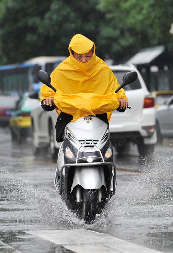 在寧夏銀川街頭,一位市民冒雨騎行(7月9日攝)。 從7月8日夜間開始,寧夏回族自治區(qū)大部分地區(qū)遭遇強降雨天氣,銀川、吳忠、中衛(wèi)、固原等地有大到暴雨。山洪及地質(zhì)災害易發(fā)區(qū)氣象風險等級較高。 據(jù)中央氣象臺預報顯示,7月8日至11日,我國北方地區(qū)將遭遇今年最強降雨,部分地區(qū)可能出現(xiàn)接近或超過歷史同期(7月上旬)極值的日降雨量或過程雨量。 新華社記者 彭昭之 攝