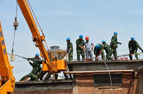河北秦皇島電力改造保障鐵路大動(dòng)脈 7月22日,國(guó)家電網(wǎng)河北秦皇島供電公司的電力工人在制作導(dǎo)線接頭。 近日,秦皇島供電公司對(duì)跨越鐵路京哈線(北京-哈爾濱)、大秦線(大同-秦皇島)的110千伏李(李莊)鐵(鐵莊)線進(jìn)行電力線路改造施工。據(jù)了解,該段改造線路采取了由鐵塔單懸垂絕緣子串改為雙懸垂絕緣子串的技術(shù)措施,僅用時(shí)1小時(shí)40分鐘,就完成了560米架空導(dǎo)線的更換工作,為鐵路大動(dòng)脈安全行車提供了保障。 新華社發(fā)(王勝利 攝)