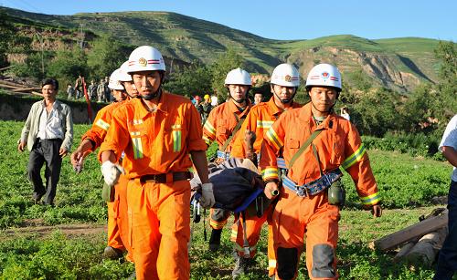 甘肅岷縣漳縣交界地震致12.3萬人受災(zāi)89人死亡 7月22日,在甘肅岷縣梅川鎮(zhèn)永光村,甘肅公安消防總隊官兵轉(zhuǎn)移一名地震傷員。 據(jù)甘肅省抗震救災(zāi)指揮部統(tǒng)計,截至22日晚,甘肅省定西市岷縣漳縣交界地震災(zāi)害共造成定西、隴南、天水、白銀、臨夏、甘南6個市州的22個縣區(qū)、204個鄉(xiāng)鎮(zhèn)、12.3萬人受災(zāi);因災(zāi)死亡89人,失蹤5人,受傷800多人;緊急轉(zhuǎn)移安置3.16萬人。 新華社發(fā)(師永紅 攝)