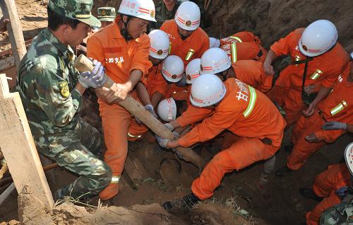 7月22日,甘肅公安消防總隊官兵在岷縣梅川鎮(zhèn)永光村展開救援。 據(jù)甘肅省抗震救災(zāi)指揮部統(tǒng)計,截至22日晚,甘肅省定西市岷縣漳縣交界地震災(zāi)害共造成定西、隴南、天水、白銀、臨夏、甘南6個市州的22個縣區(qū)、204個鄉(xiāng)鎮(zhèn)、12.3萬人受災(zāi);因災(zāi)死亡89人,失蹤5人,受傷800多人;緊急轉(zhuǎn)移安置3.16萬人。 新華社發(fā)(師永紅 攝)