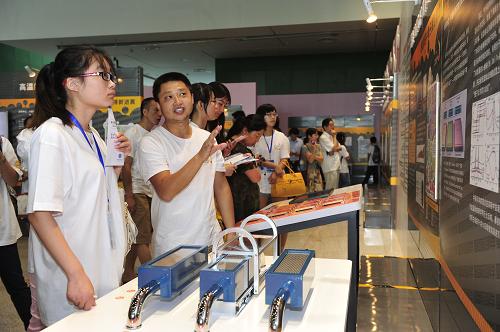 2013中國科學(xué)院科技創(chuàng)新年度巡展開幕 7月23日,志愿者在為觀眾講解量子反常霍爾效應(yīng)。 當(dāng)日,2013中國科學(xué)院科技創(chuàng)新年度巡展在北京中國科學(xué)技術(shù)館開幕。展覽內(nèi)容包括2012年以來中科院一批具有標(biāo)志性意義的基礎(chǔ)前沿科學(xué)、重大科技任務(wù)、科技轉(zhuǎn)移轉(zhuǎn)化成果3大類21項,以圖片、互動展品、科普動漫等形式拉近科學(xué)與公眾的距離,向公眾傳播科學(xué)知識。 新華社記者 楊光 攝