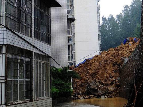 四川達(dá)州山體滑坡掩埋居民樓 1名女童遇難 7月23日,在四川省達(dá)州萬源市太平鎮(zhèn)一居民小區(qū)拍攝的滑坡事故現(xiàn)場(chǎng)。 7月23日凌晨1時(shí)開始,四川省達(dá)州市再度出現(xiàn)強(qiáng)降水,局地最大雨量超過144.1毫米,強(qiáng)降雨造成該市國(guó)道、省道公路多處被沖毀。其中萬源市太平鎮(zhèn)一小區(qū)發(fā)生山體滑坡,目前證實(shí)已有1名女童遇難、另有1名女童失蹤,部分人員受傷。小區(qū)現(xiàn)場(chǎng)群眾已被緊急疏散至附近學(xué)校避險(xiǎn)。目前,滑坡現(xiàn)場(chǎng)已實(shí)行警戒,當(dāng)?shù)卣M織力量全力搜救失蹤人員。 新華社發(fā)