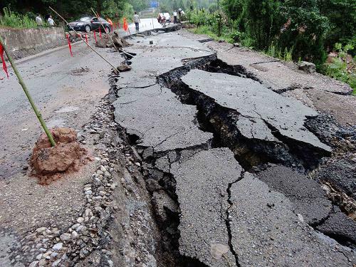 7月23日,在四川省道202線達(dá)州市達(dá)縣管村鎮(zhèn)段拍攝的被暴雨洪水沖毀塌方路段。 當(dāng)日凌晨1時(shí)開始,四川省達(dá)州市再度出現(xiàn)強(qiáng)降水,強(qiáng)降雨造成該地區(qū)萬源市太平鎮(zhèn)一小區(qū)發(fā)生山體滑坡,目前證實(shí)已有1名女童遇難、另有1名女童失蹤,部分人員受傷。小區(qū)現(xiàn)場(chǎng)群眾已被緊急疏散至附近學(xué)校避險(xiǎn)。 新華社發(fā)(鄧良奎攝)