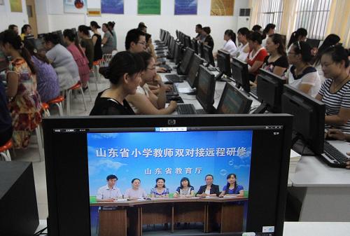 7月23日,山東省臨沂市沂南縣第四實驗小學(xué)的教師通過教育網(wǎng)絡(luò)收看名師講座。 當(dāng)日,山東省小學(xué)教師雙對接遠(yuǎn)程研修開課。2013年暑假,山東省教育廳通過省教師教育網(wǎng),組織教師進(jìn)行“遠(yuǎn)程充電”,轉(zhuǎn)變教師教學(xué)理念,提升教師課改意識,提高課堂教學(xué)水平。 新華社發(fā)(杜昱葆 攝)