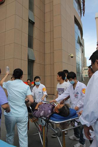 7月23日,蘭州大學第二醫(yī)院的醫(yī)護人員在接收來自地震災區(qū)的傷員。 當日,甘肅岷縣漳縣6.6級地震災區(qū)已有32名傷員被分別轉移至蘭州5家醫(yī)院接受治療,這些傷員大部分是顱腦外傷、多發(fā)性骨折。其中有26名傷員經(jīng)救治病情趨于平穩(wěn),6名傷員病情較危重,醫(yī)院正全力救治,待完善檢查后擇期手術。 新華社記者 白麗萍 攝