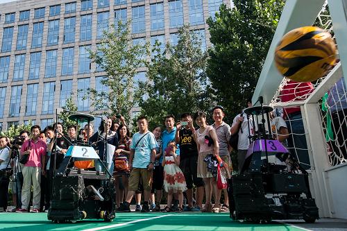7月23日,在位于北京航空航天博物館的科技旅游節(jié)開(kāi)幕式現(xiàn)場(chǎng),獲得2013年機(jī)器人世界杯足球賽冠軍的北京信息科技大學(xué)研發(fā)團(tuán)隊(duì)為市民演示機(jī)器人足球攻防技巧。 當(dāng)日,2013中關(guān)村科教旅游節(jié)正式開(kāi)幕。據(jù)介紹,本屆旅游節(jié)首次梳理整合了上百家與科教旅游有關(guān)的場(chǎng)所和公共設(shè)施,通過(guò)網(wǎng)絡(luò)向游客推介,同時(shí)將在海淀區(qū)各類高科技企業(yè)、高等學(xué)府、科研機(jī)構(gòu)、研究中心、國(guó)家重點(diǎn)實(shí)驗(yàn)室范圍內(nèi)公開(kāi)征集科教旅游接待單位。 新華社記者 張宇 攝