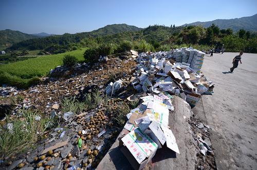 江西南豐一車輛發(fā)生側(cè)翻已致16人遇難10人受傷 事故現(xiàn)場(chǎng)一片狼藉,車輛已被移走,路邊散落大量的水果貨物(7月24日攝)。 7月23日晚8點(diǎn)40分左右,一輛載滿農(nóng)民工的車輛從福建返回江西,至省道南建線江西與福建交界(江西境內(nèi))山區(qū)陡坡急轉(zhuǎn)彎處時(shí)發(fā)生側(cè)翻,造成當(dāng)場(chǎng)15人死亡,1人送醫(yī)院搶救無(wú)效死亡,另有10人仍在醫(yī)院救治。 新華社記者周密攝