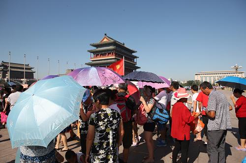 大暑迎熱浪 北京迎來(lái)36℃高溫 7月24日,游客冒著高溫在天安門(mén)廣場(chǎng)參觀游覽。 根據(jù)北京市氣象臺(tái)預(yù)報(bào),當(dāng)天北京市受暖氣團(tuán)控制,天氣晴熱,最高氣溫可達(dá)36℃。7月22日23時(shí)56分,大暑節(jié)氣正式登場(chǎng),帶來(lái)一年中最熱的時(shí)節(jié)。 新華社發(fā)(劉長(zhǎng)龍攝)