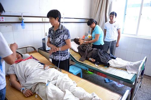 江西南豐車(chē)禍傷者2人仍在重癥監(jiān)護(hù)室 其余病情穩(wěn)定 7月24日,傷員家屬在病房?jī)?nèi)陪護(hù)。 7月23日晚8點(diǎn)40分左右,一輛載滿(mǎn)農(nóng)民工的車(chē)輛從福建返回江西,至省道南建線(xiàn)江西與福建交界(江西境內(nèi))山區(qū)陡坡急轉(zhuǎn)彎處時(shí)發(fā)生側(cè)翻,造成16人死亡。據(jù)院方介紹,2名傷情較重的傷者現(xiàn)在重癥監(jiān)護(hù)室進(jìn)行治療,其余傷員情況相對(duì)穩(wěn)定。 新華社記者周密攝