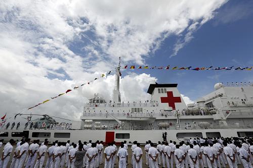 8月28日,緬甸海軍官兵歡迎中國(guó)海軍“和平方舟”醫(yī)院船抵達(dá)緬甸仰光迪洛瓦港。 當(dāng)日,執(zhí)行“和諧使命—2013”任務(wù)的中國(guó)海軍和平方舟醫(yī)院船抵達(dá)任務(wù)第七站——緬甸迪洛瓦港,展開為期6天的友好訪問和醫(yī)療服務(wù)。 新華社發(fā)(吳昂攝)