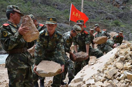 武警官兵馳援云南地震災(zāi)區(qū) 8月29日,武警某部官兵在云南迪慶藏族自治州香格里拉縣地震災(zāi)區(qū)搶修道路。 8月28日,云南迪慶德欽縣、香格里拉縣與四川得榮縣交界一帶發(fā)生5.1級(jí)地震,地震造成當(dāng)?shù)匾恍┓课菔軗p,道路通行受影響。地震發(fā)生后,正在香格里拉駐訓(xùn)的武警某部緊急出動(dòng)150余名官兵投入救災(zāi)工作,先后疏通道路17公里,安全轉(zhuǎn)移受災(zāi)群眾200余名。 新華社發(fā)(邵洪波 攝)