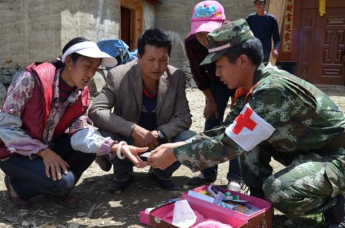 8月29日,武警某部官兵在云南迪慶藏族自治州香格里拉縣地震災(zāi)區(qū)為受災(zāi)群眾發(fā)放藥品。 8月28日,云南迪慶德欽縣、香格里拉縣與四川得榮縣交界一帶發(fā)生5.1級(jí)地震,地震造成當(dāng)?shù)匾恍┓课菔軗p,道路通行受影響。地震發(fā)生后,正在香格里拉駐訓(xùn)的武警某部緊急出動(dòng)150余名官兵投入救災(zāi)工作,先后疏通道路17公里,安全轉(zhuǎn)移受災(zāi)群眾200余名。 新華社發(fā)(邵洪波 攝)