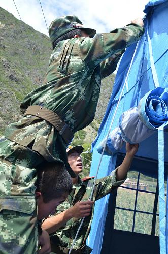 8月29日,武警某部官兵在云南迪慶藏族自治州香格里拉縣地震災(zāi)區(qū)為受災(zāi)群眾搭建帳篷。 8月28日,云南迪慶德欽縣、香格里拉縣與四川得榮縣交界一帶發(fā)生5.1級(jí)地震,地震造成當(dāng)?shù)匾恍┓课菔軗p,道路通行受影響。地震發(fā)生后,正在香格里拉駐訓(xùn)的武警某部緊急出動(dòng)150余名官兵投入救災(zāi)工作,先后疏通道路17公里,安全轉(zhuǎn)移受災(zāi)群眾200余名。 新華社發(fā)(邵洪波 攝)