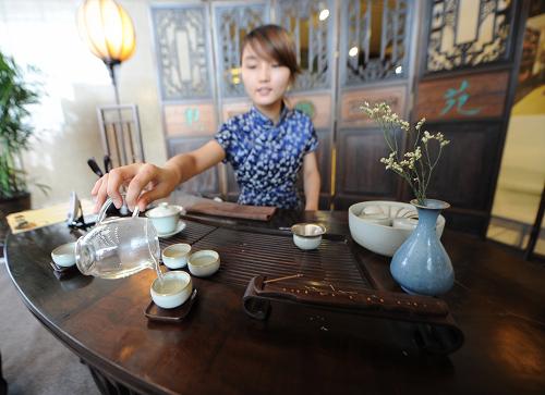 2013中國·貴州國際綠茶博覽會開幕 8月29日,一名茶企代表在沖泡貴州特色茶產(chǎn)品“正安白茶”。 當日,“2013中國·貴州國際綠茶博覽會”在貴陽市國際會議展覽中心正式開幕,茶博會吸引了200余家茶企業(yè)代表參展。據(jù)悉,本屆茶博會將持續(xù)至9月1日,展會期間還將舉行黔茶采購商洽談會、茶藝大賽、中國茶葉加工與機械高端論壇、黔茶巨變展覽、萬人品茗等活動。 新華社記者 陶亮 攝