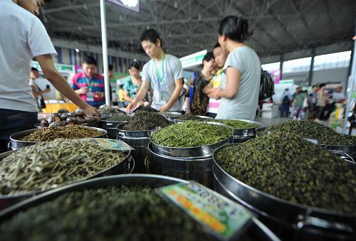 8月29日,與會客商在茶博會現(xiàn)場采購各類茶產(chǎn)品。 當日,“2013中國·貴州國際綠茶博覽會”在貴陽市國際會議展覽中心正式開幕,茶博會吸引了200余家茶企業(yè)代表參展。據(jù)悉,本屆茶博會將持續(xù)至9月1日,展會期間還將舉行黔茶采購商洽談會、茶藝大賽、中國茶葉加工與機械高端論壇、黔茶巨變展覽、萬人品茗等活動。 新華社記者 陶亮 攝