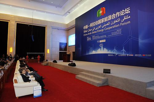 中國—阿拉伯國家能源合作論壇開幕 9月17日,中國—阿拉伯國家能源合作論壇在寧夏銀川市開幕,來自中國國家能源局、國家發(fā)改委以及石油、電力、可再生能源企業(yè)和行業(yè)協(xié)會(huì),阿拉伯國家能源主管部門及有關(guān)企業(yè)的代表出席了會(huì)議。本次論壇以“新能源、新科技、新合作”為主題,就中阿合作發(fā)展綠色經(jīng)濟(jì)、中阿新能源領(lǐng)域的技術(shù)共享與金融新模式等話題進(jìn)行了探討。 新華社記者 李然 攝