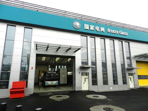 北京最大電動(dòng)公交車(chē)充換電站投入運(yùn)營(yíng) 9月17日,一輛電動(dòng)公交車(chē)在北京四惠電動(dòng)公交車(chē)充換電站充電。 位于北京市朝陽(yáng)區(qū)的四惠電動(dòng)公交車(chē)充換電站16日正式投入運(yùn)營(yíng),這是目前北京市最大的電動(dòng)公交車(chē)充換電站。據(jù)國(guó)家電網(wǎng)北京市電力公司提供信息,北京地區(qū)目前已建成電動(dòng)汽車(chē)充換電站64座,服務(wù)網(wǎng)絡(luò)覆蓋北京市所有區(qū)縣。從服務(wù)對(duì)象分類(lèi),包括公交充換電站、出租車(chē)充電站、環(huán)衛(wèi)車(chē)充電站、乘用車(chē)充電站和綜合車(chē)站五類(lèi)站點(diǎn),能夠滿(mǎn)足3000余輛電動(dòng)汽車(chē)的充換電需求。 新華社發(fā)(王振 攝)