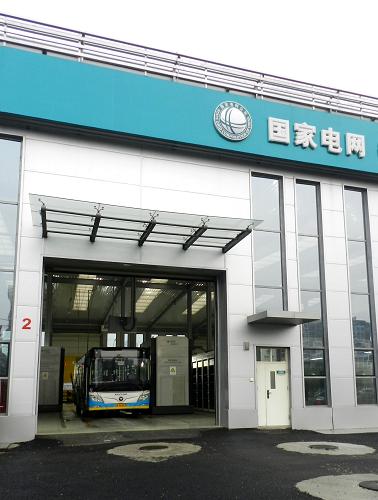9月17日,一輛電動(dòng)公交車(chē)在北京四惠電動(dòng)公交車(chē)充換電站充電。 位于北京市朝陽(yáng)區(qū)的四惠電動(dòng)公交車(chē)充換電站16日正式投入運(yùn)營(yíng),這是目前北京市最大的電動(dòng)公交車(chē)充換電站。據(jù)國(guó)家電網(wǎng)北京市電力公司提供信息,北京地區(qū)目前已建成電動(dòng)汽車(chē)充換電站64座,服務(wù)網(wǎng)絡(luò)覆蓋北京市所有區(qū)縣。從服務(wù)對(duì)象分類(lèi),包括公交充換電站、出租車(chē)充電站、環(huán)衛(wèi)車(chē)充電站、乘用車(chē)充電站和綜合車(chē)站五類(lèi)站點(diǎn),能夠滿(mǎn)足3000余輛電動(dòng)汽車(chē)的充換電需求。 新華社發(fā)(王振 攝)
