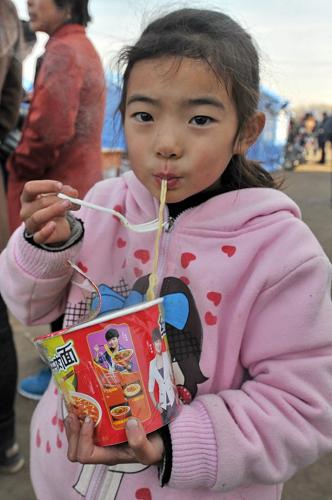 吉林松原前郭地震受災(zāi)群眾得到安置 11月1日,在吉林省松原市乾安縣安置點(diǎn),一名小朋友在吃早飯。 當(dāng)日,記者在吉林松原地震震區(qū)乾安縣看到,救援人員連夜在安置點(diǎn)搭建起救災(zāi)帳篷,附近受災(zāi)群眾從10月31日夜間陸續(xù)搬入安置點(diǎn)。安置點(diǎn)內(nèi)有食物、飲用水、被褥、電力。 新華社記者張楠攝