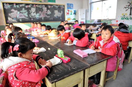 山東三年內(nèi)將新建改擴建6千所農(nóng)村幼兒園 在山東省東阿縣劉集鎮(zhèn)坡里村幼兒園,小朋友在教室內(nèi)學習,該幼兒園將在明年擴建(11月19日攝)。 山東省把完善農(nóng)村幼兒園建設作為全省農(nóng)村基本公共服務體系建設的重要組成部分,全省將加快發(fā)展農(nóng)村幼兒園、新建和改擴建鄉(xiāng)鎮(zhèn)中心幼兒園和村級幼兒園,在2015年底前新建、改擴建6000所農(nóng)村幼兒園。同時還為農(nóng)村家庭經(jīng)濟困難兒童、孤兒和殘疾兒童接受學前教育提供資助,平均資助每生每年1200元。 新華社記者 徐速繪 攝