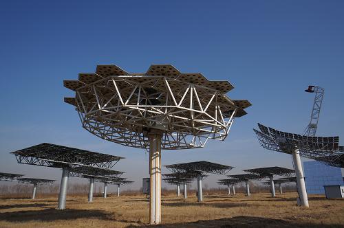 這是北京八達(dá)嶺太陽(yáng)能熱發(fā)電站內(nèi)的能夠自動(dòng)追蹤陽(yáng)光的集熱定日鏡(11月21日攝)。 位于北京市延慶縣的八達(dá)嶺太陽(yáng)能熱發(fā)電站是亞洲最大的塔式太陽(yáng)能熱發(fā)電站,該電站目前運(yùn)行平穩(wěn)預(yù)計(jì)明年年初并網(wǎng)發(fā)電。 八達(dá)嶺太陽(yáng)能熱發(fā)電站年發(fā)電量可達(dá)195萬(wàn)度,該電站采用“光-熱-電”的發(fā)電方式,通過(guò)地面100多面自動(dòng)跟蹤日光的定日鏡把太陽(yáng)光反射到位于太陽(yáng)聚熱塔頂?shù)募療崞鞅砻?,形成高溫蒸汽推?dòng)蒸汽輪機(jī)發(fā)電。相比較傳統(tǒng)的火力電站,每年可以節(jié)約標(biāo)準(zhǔn)煤663噸,減少排放二氧化碳2336.6噸,粉塵顆粒136.3噸,這種新型發(fā)電方式具有電力輸出相對(duì)平穩(wěn)、環(huán)境影響小等優(yōu)勢(shì)。 北京延慶縣是北方太陽(yáng)能、生物質(zhì)能、地?zé)崮?、風(fēng)能、水電等可再生資源最豐富的地區(qū)之一,是北京市的新能源和可再生能源示范縣。目前,延慶縣新能源和可再生能源利用總量達(dá)到14萬(wàn)噸標(biāo)準(zhǔn)煤,占能源消耗總量25%,列居北京市之首位。近年來(lái),延慶縣引進(jìn)了京能、京儀、國(guó)電龍?jiān)吹纫慌履茉喘h(huán)保產(chǎn)業(yè)項(xiàng)目,新能源環(huán)保產(chǎn)業(yè)成為這個(gè)縣的工業(yè)主導(dǎo)產(chǎn)業(yè)。 新華社記者 李欣 攝