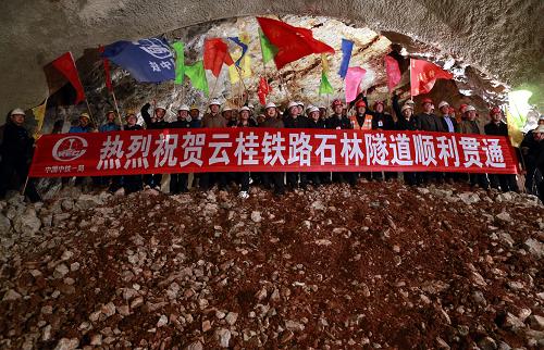 12月10日,中鐵一局的施工人員在石林隧道貫通儀式上歡慶。 當日,云桂鐵路線上的石林隧道在云南石林順利貫通。云桂鐵路連接云南昆明和廣西南寧,石林隧道進口位于云南省彌勒縣,出口在云南省石林縣,隧道設計為單洞雙線,全長18.2公里,造價約13億元,整個隧道掘進累加長度約40千米,工程浩大。自2010年8月開工以來,經過中鐵一局建設者三年多的艱苦奮斗,戰(zhàn)勝了喀斯特地質隧道施工的艱難險阻,提前半年使全隧道安全貫通。 新華社記者李明放攝