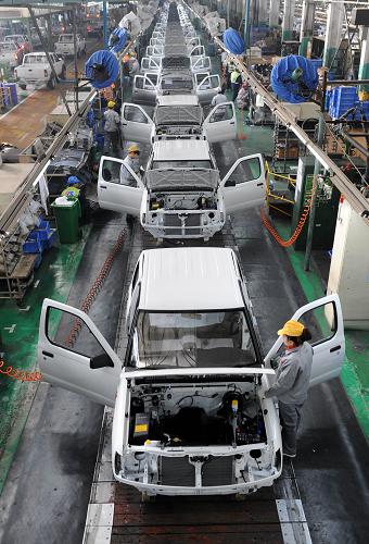 中牟縣鄭州日產公司的汽車制造流水線(12月10日攝)。 近年來,河南省大力推進的產業(yè)集聚區(qū)建設已顯現(xiàn)出綜合帶動效應。如今,180個產業(yè)集聚區(qū)已成為承接產業(yè)轉移的主平臺、農民轉移就業(yè)的主渠道和縣域經(jīng)濟的重要增長極,促進了工業(yè)化和城鎮(zhèn)化良性互動,為河南經(jīng)濟轉型升級探索出了一個戰(zhàn)略突破口。 河南省中牟縣依托鄭州日產、海馬商務汽車和宏宇汽車等四家整車生產企業(yè)建設汽車產業(yè)集聚區(qū)。圍繞這四家汽車整車生產企業(yè),園區(qū)內還集聚有泰新內飾、鄭州宇傲等50余家零部件生產及倉儲、物流企業(yè),并擁有2家國家級企業(yè)技術研發(fā)中心、5家國家高新技術企業(yè),形成汽車制造、零部件生產、后市場產品生產、倉儲物流、科技研發(fā)等一整套的產業(yè)鏈條。中牟汽車產業(yè)集聚區(qū)目前已逐步形成中原汽車及零部件產業(yè)發(fā)展平臺,2013年1月至10月中牟縣共生產整車約12萬輛,實現(xiàn)總產值約260億元。 新華社記者 李博 攝